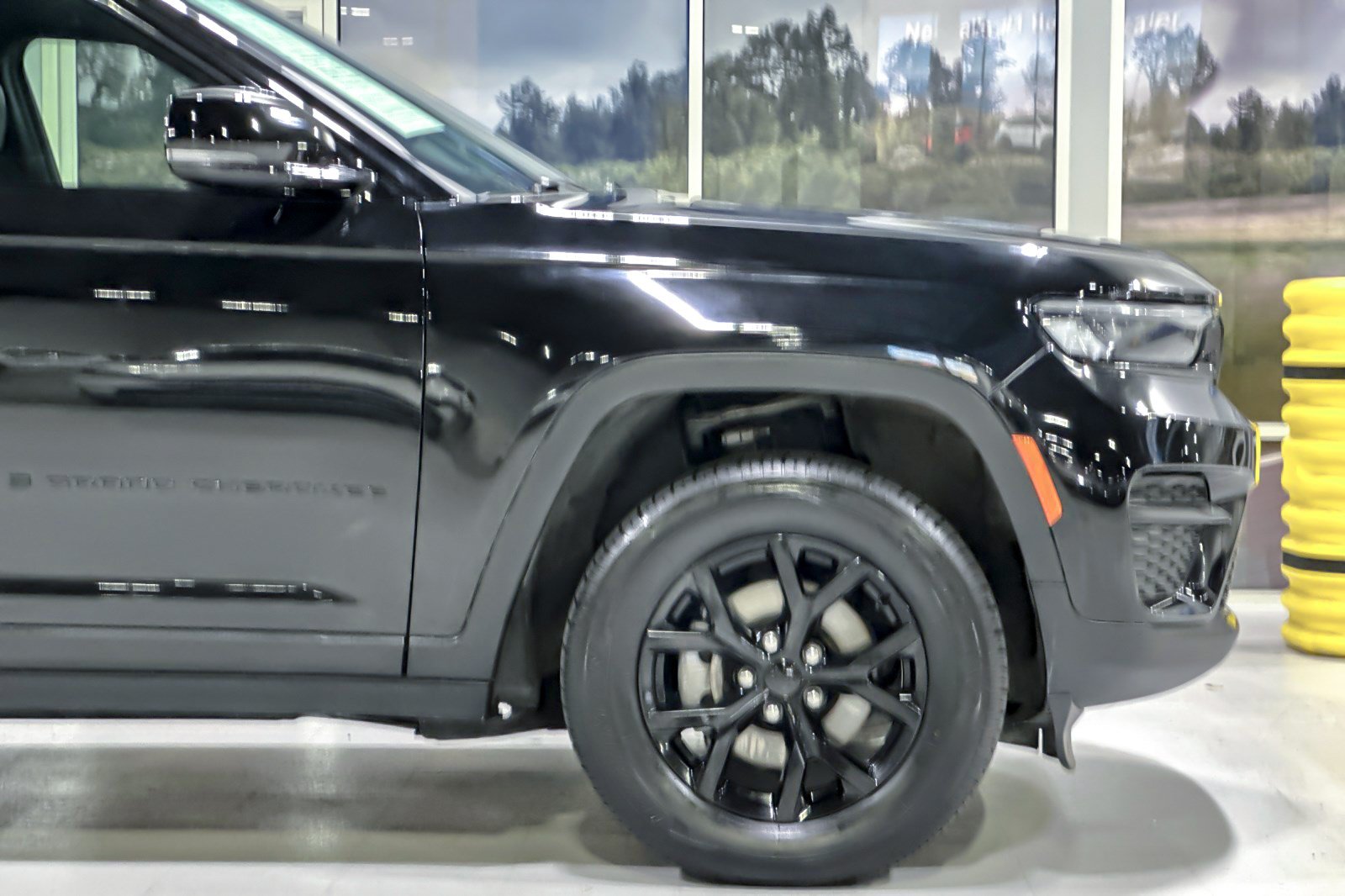 Used 2025 Jeep Grand Cherokee Altitude AWD/4WD image 34