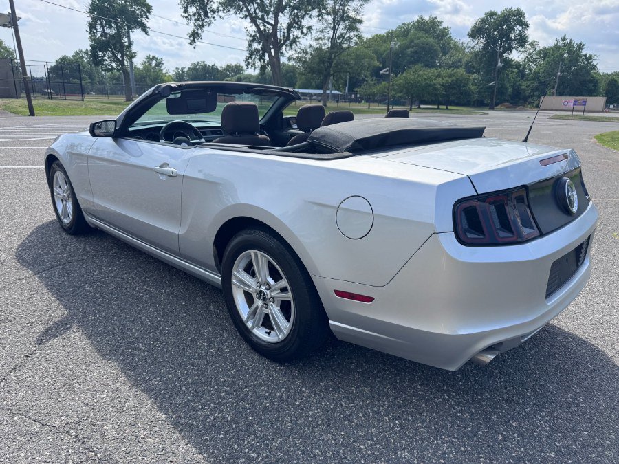 Used 2013 Ford Mustang Convertible RWD image 10