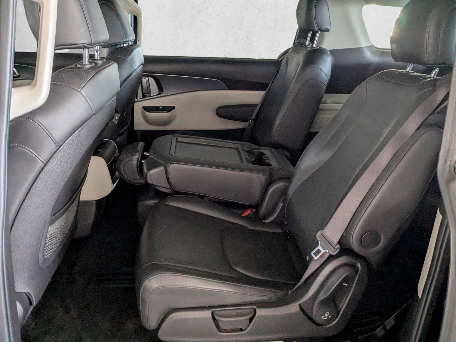 Used 2023 Kia Carnival LX FWD image 18