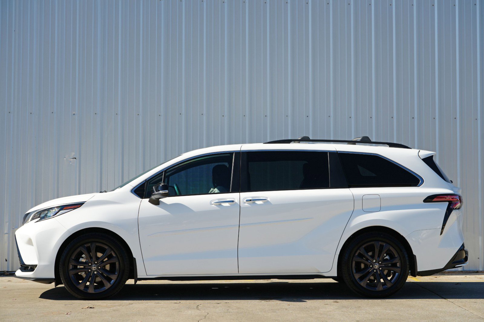 Used 2024 Toyota Sienna XSE w/ XSE Premium Package image 9