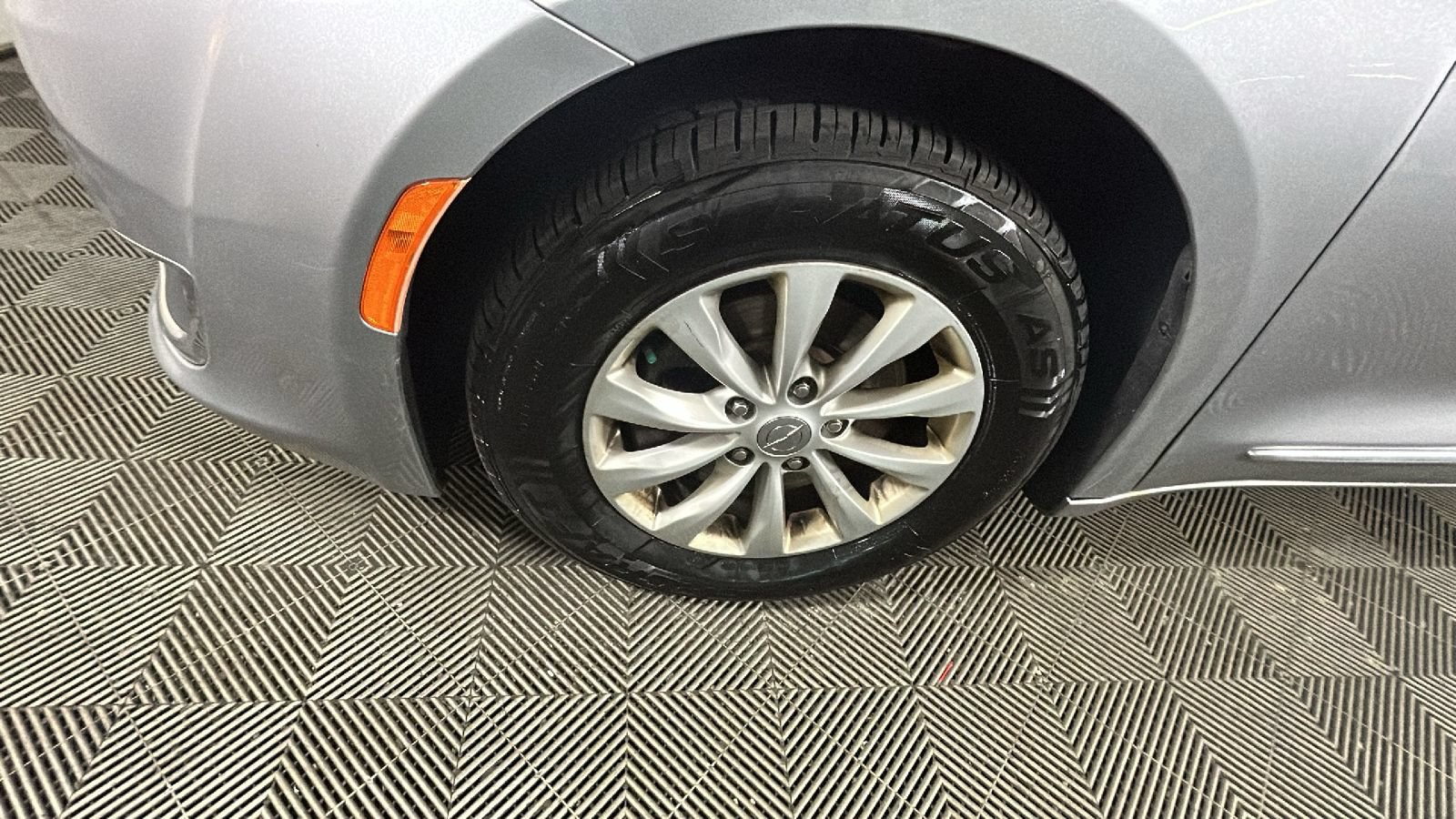 Used 2018 Chrysler Pacifica Touring-L FWD image 10