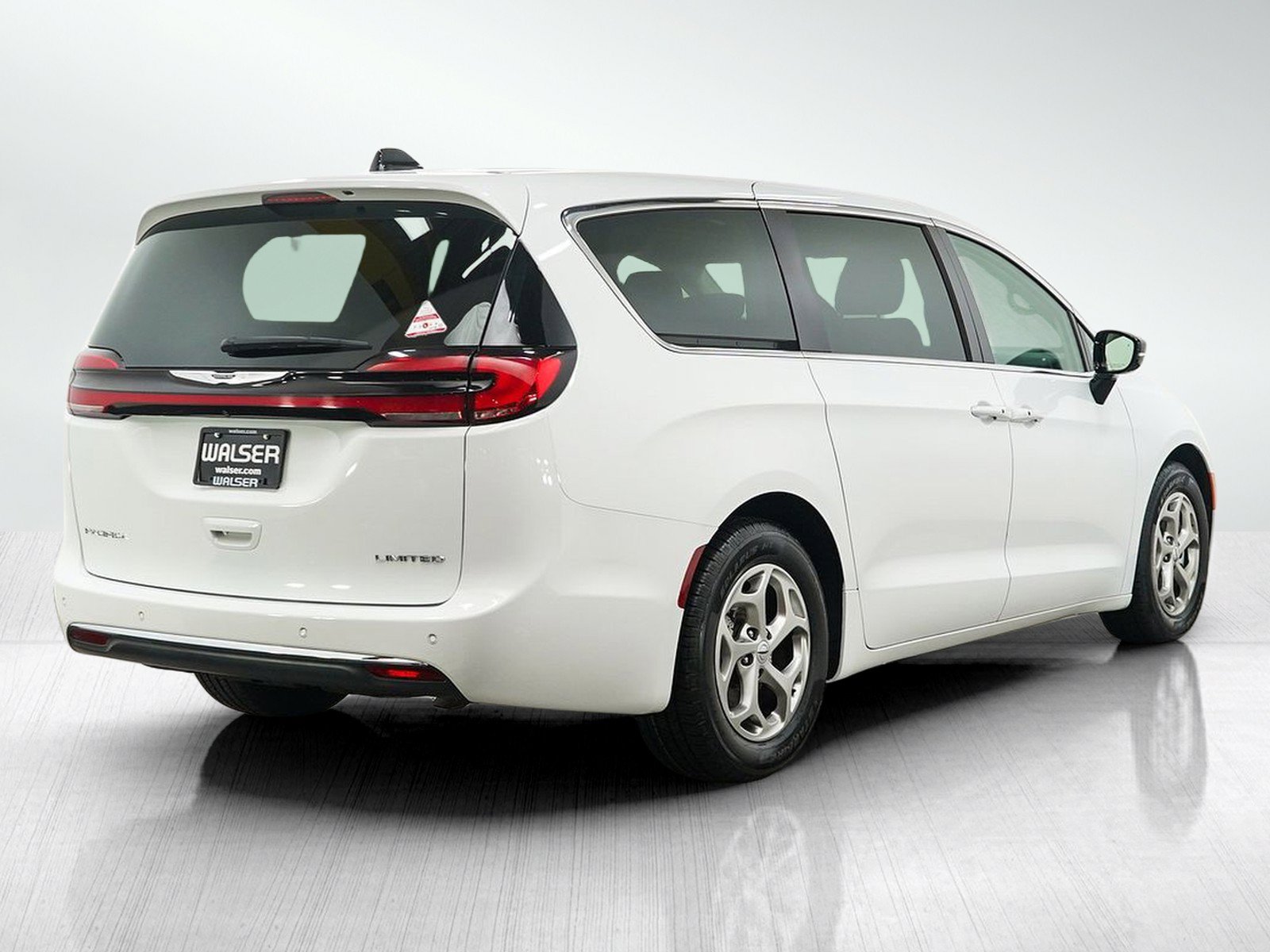 Used 2024 Chrysler Pacifica Limited FWD image 5