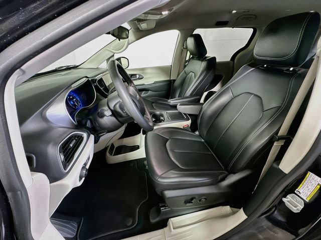 Used 2023 Chrysler Pacifica Touring-L FWD image 12