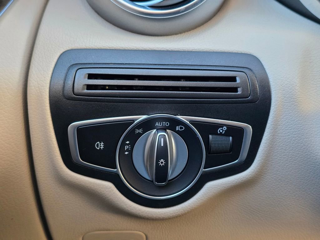 Used 2021 Mercedes-Benz GLC 300 4MATIC image 35