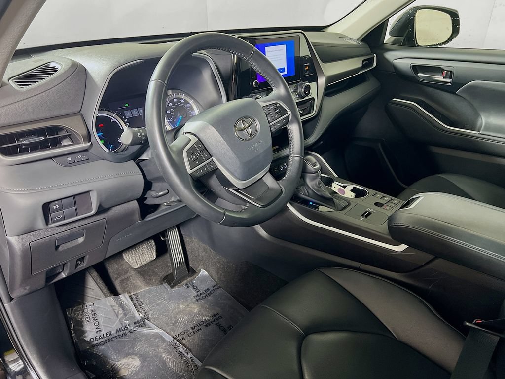 Used 2023 Toyota Highlander XLE AWD/4WD image 9