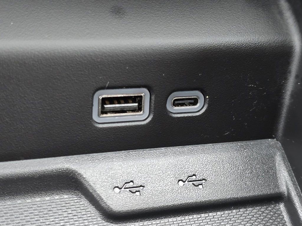 Used 2025 Chevrolet Suburban High Country image 8