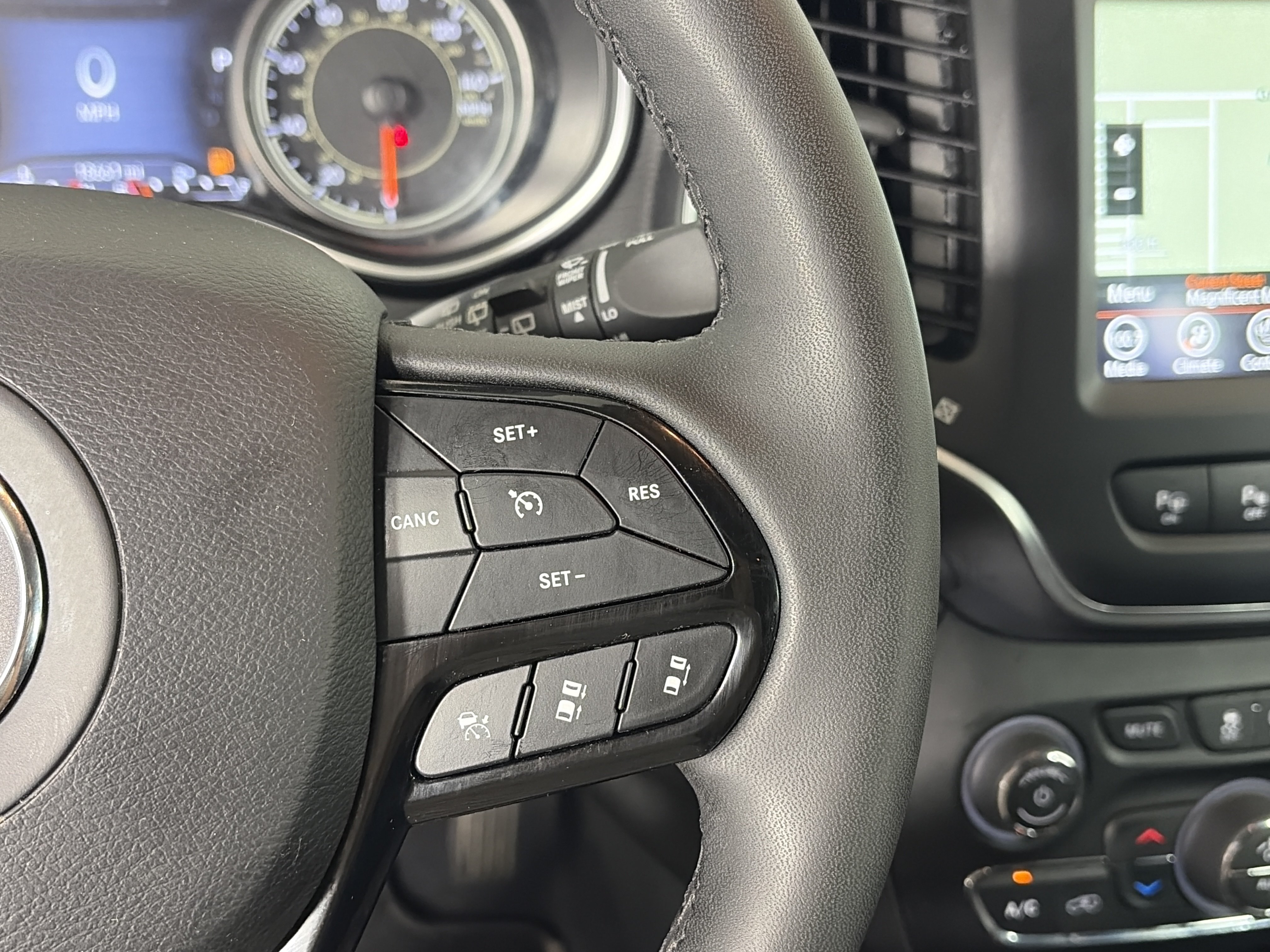 Used 2023 Jeep Cherokee Altitude Lux AWD/4WD image 30
