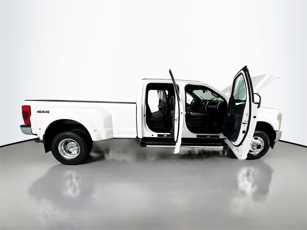Used 2022 Ford F350 Lariat image 35