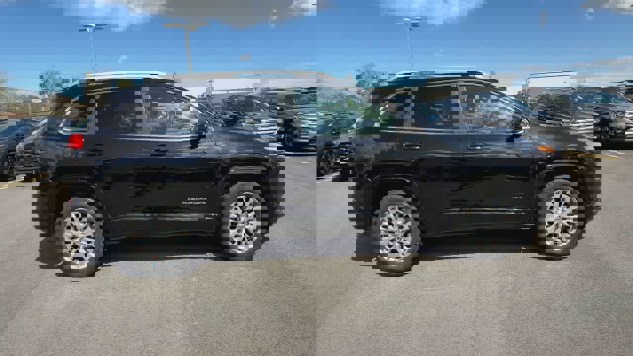 Used 2017 Jeep Cherokee Overland w/ Technology Group image 9