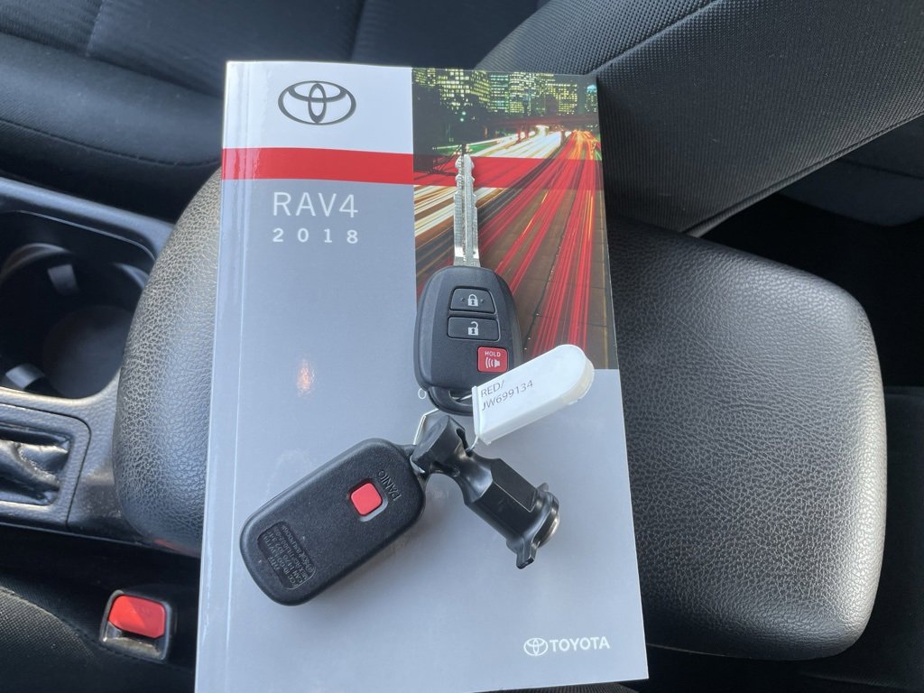 Used 2018 Toyota RAV4 LE image 40