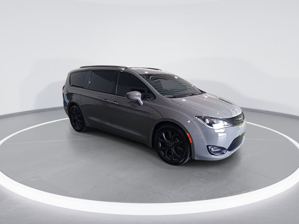 Used 2020 Chrysler Pacifica Touring-L Plus w/ S Appearance Package FWD image 2