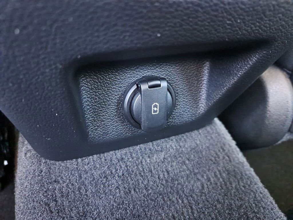 Used 2023 Genesis G70 2.0T image 9