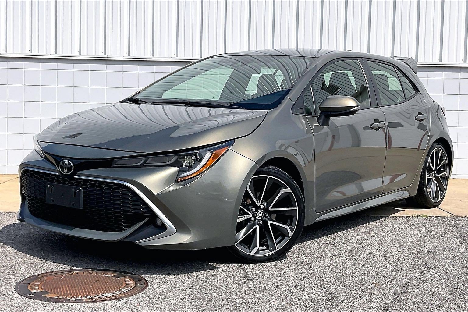 Used 2019 Toyota Corolla XSE FWD image 2