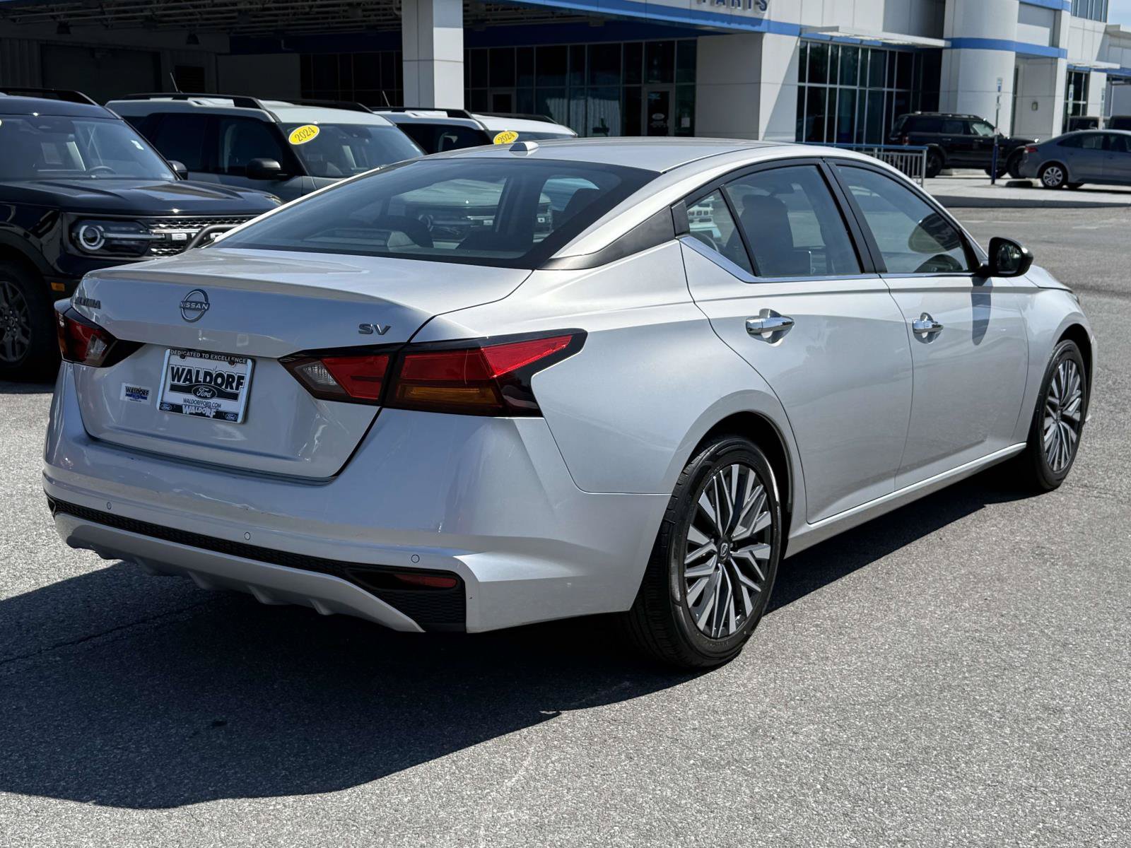 Used 2024 Nissan Altima 2.5 SV FWD image 2