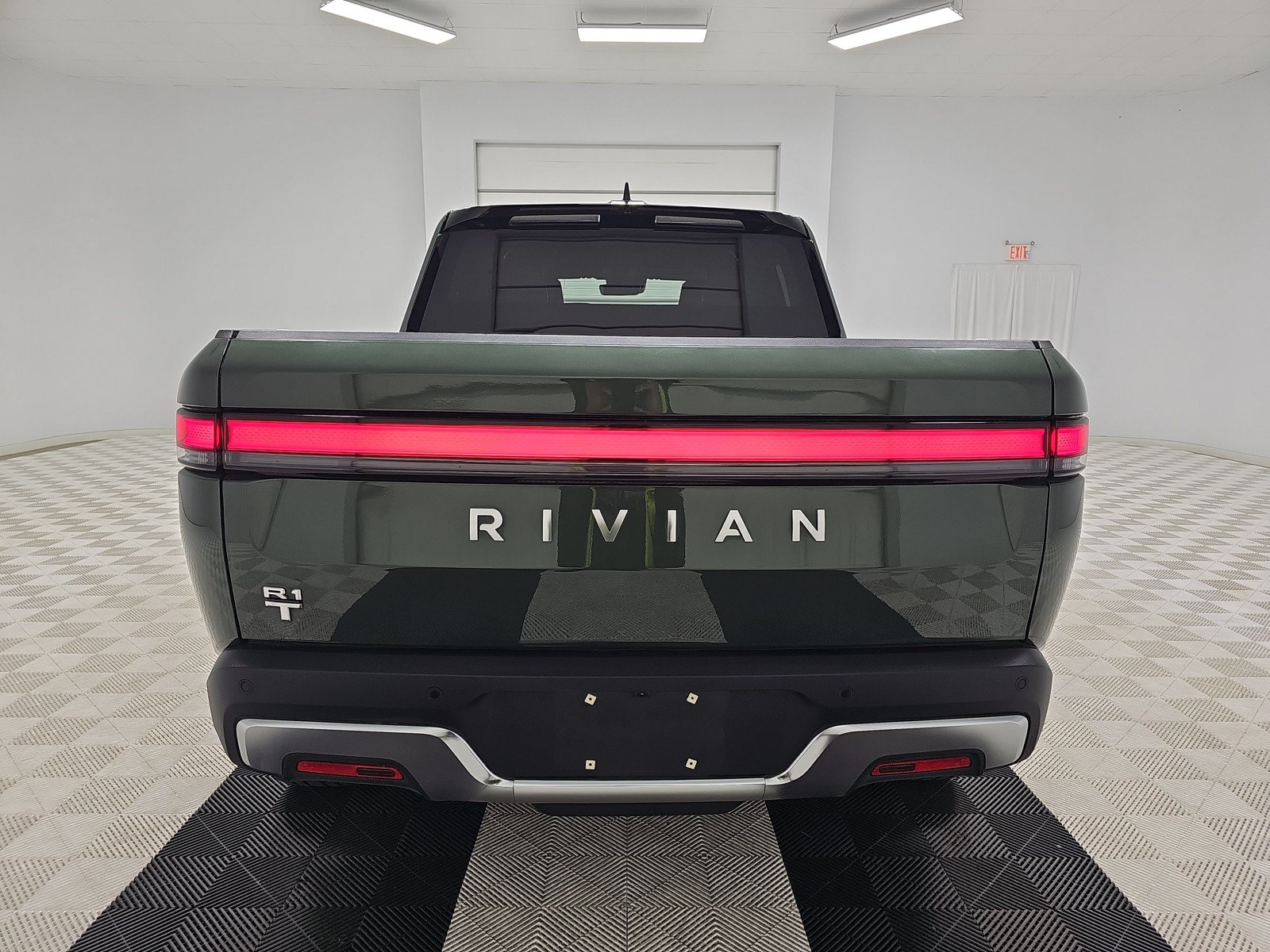 Used 2024 Rivian R1T Adventure AWD/4WD image 4