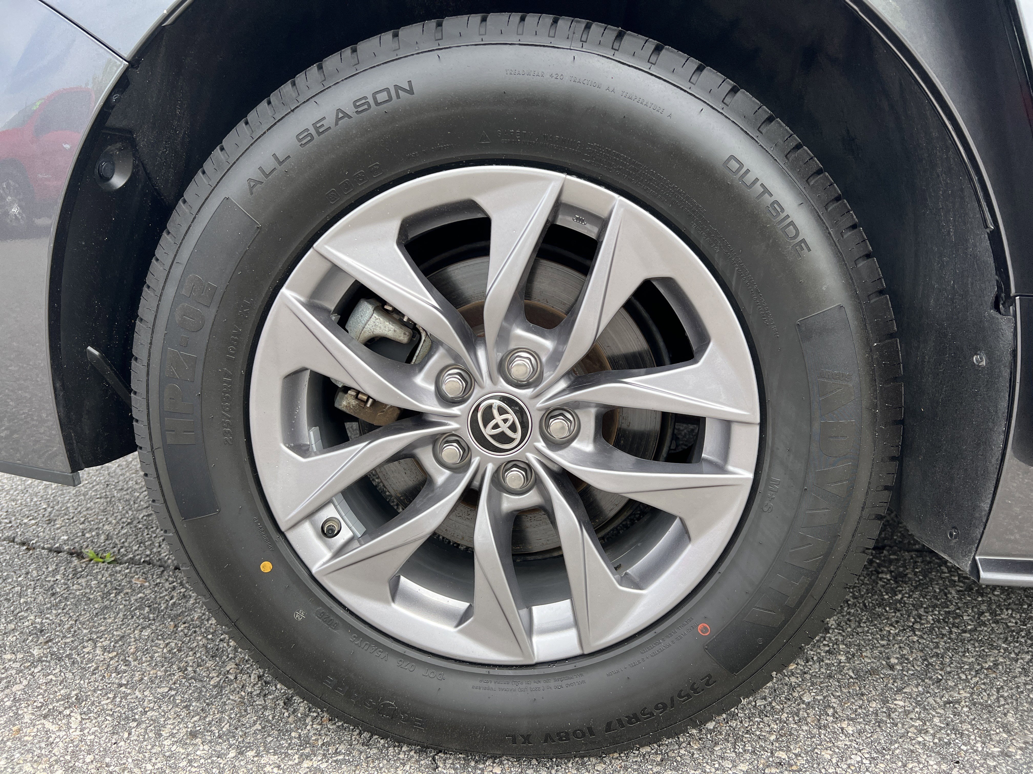 Certified 2025 Toyota Sienna XLE FWD image 33