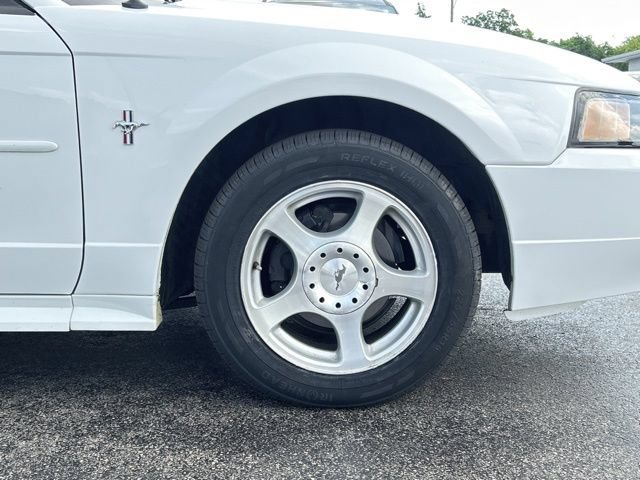 Used 2003 Ford Mustang Convertible RWD image 12