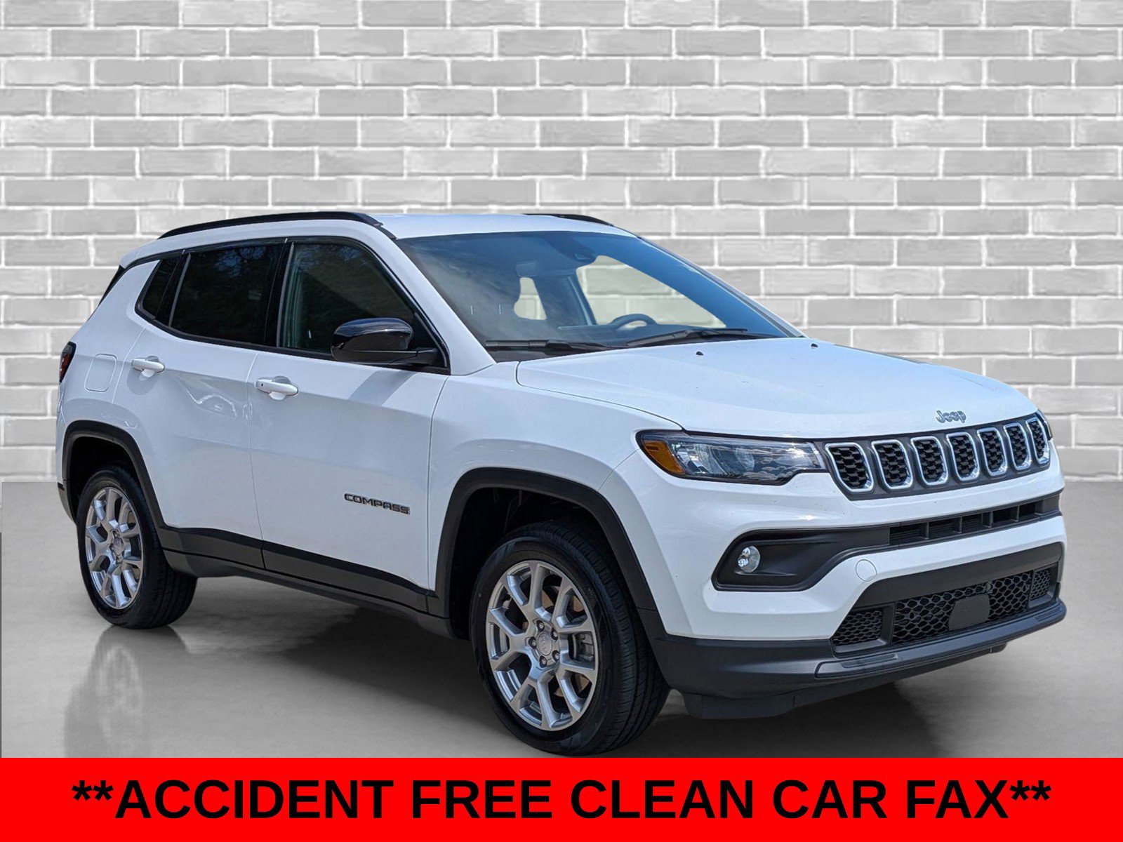 Used 2024 Jeep Compass Latitude AWD/4WD image 5