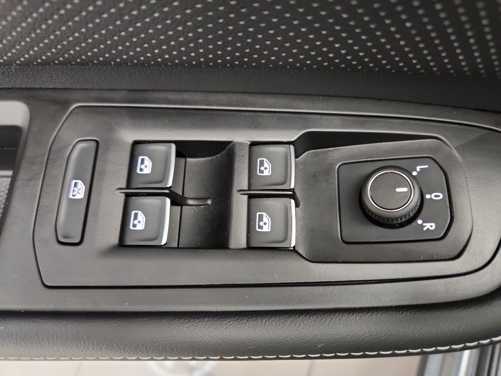 Certified 2025 Volkswagen Atlas Cross Sport SEL image 9