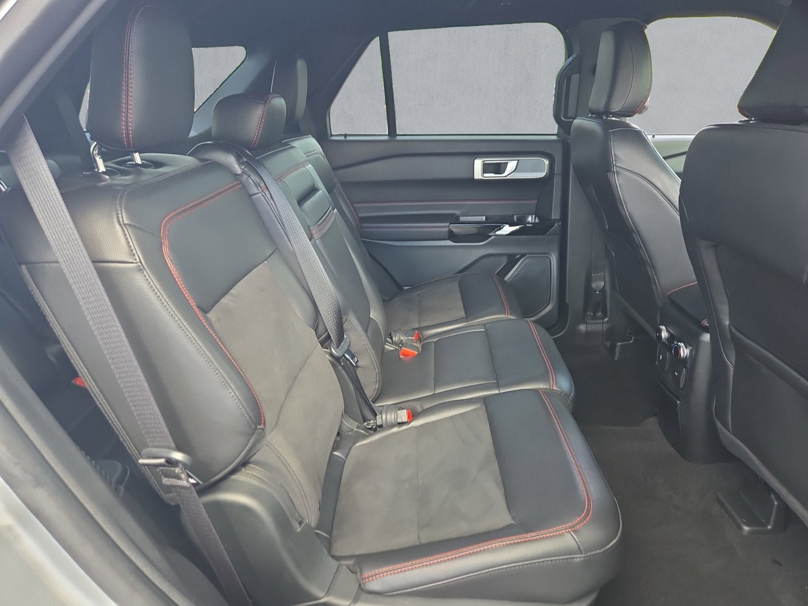 Used 2023 Ford Explorer ST-Line w/ Class IV Trailer Tow Package AWD/4WD image 24
