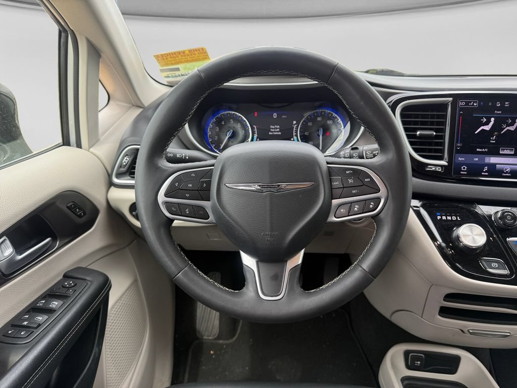 Used 2024 Chrysler Pacifica Touring-L FWD image 14