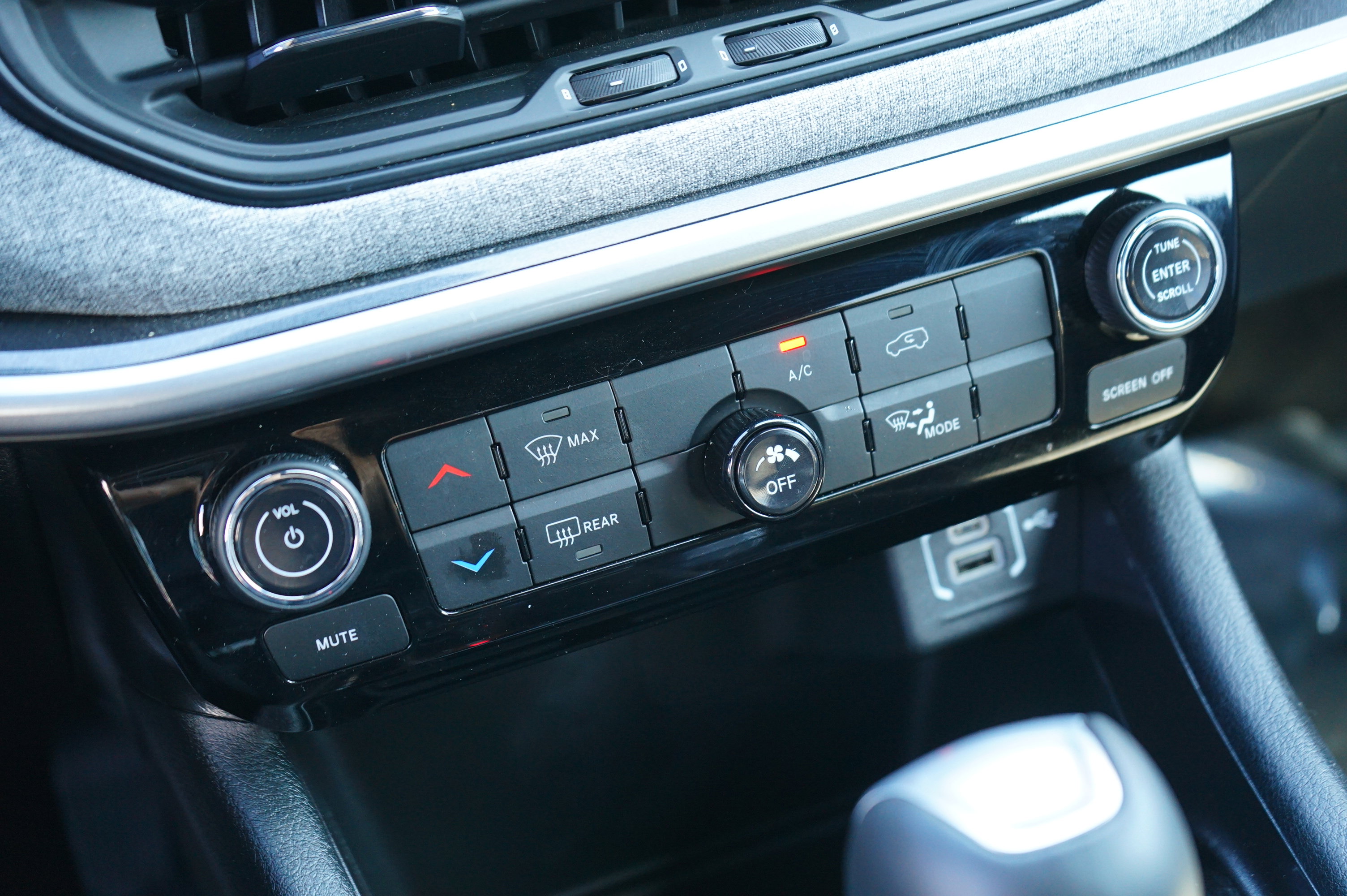 Used 2025 Jeep Compass Latitude image 24