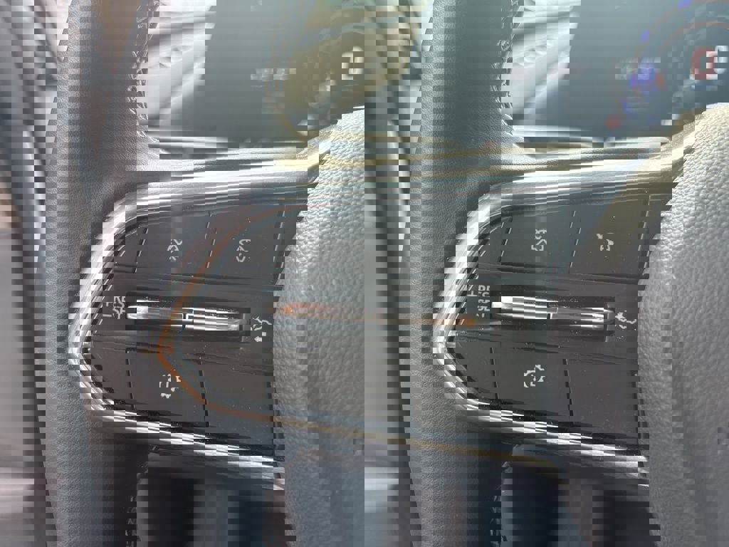 Used 2025 Chevrolet Traverse LT image 23