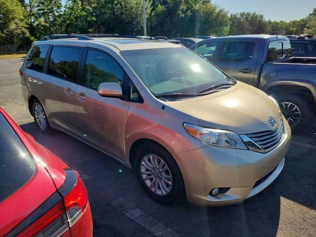 Used 2014 Toyota Sienna XLE FWD image 3