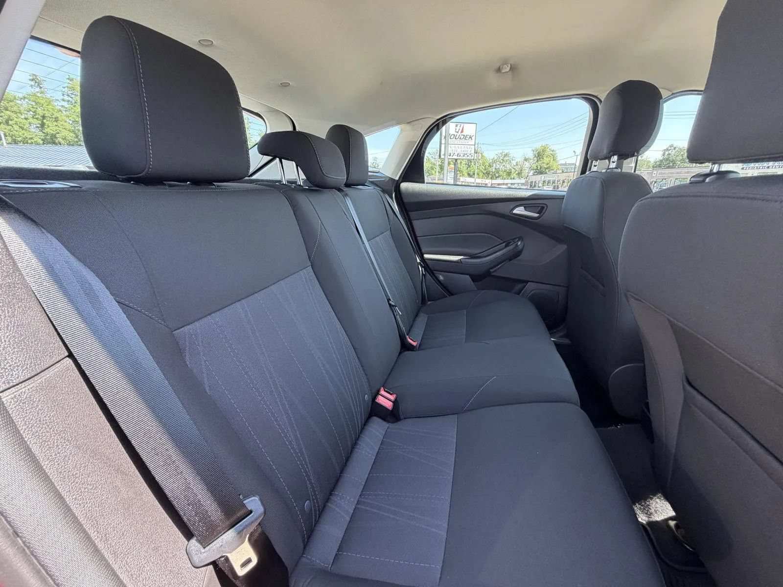 Used 2015 Ford Focus SE w/ SE Cold Weather Package FWD image 16