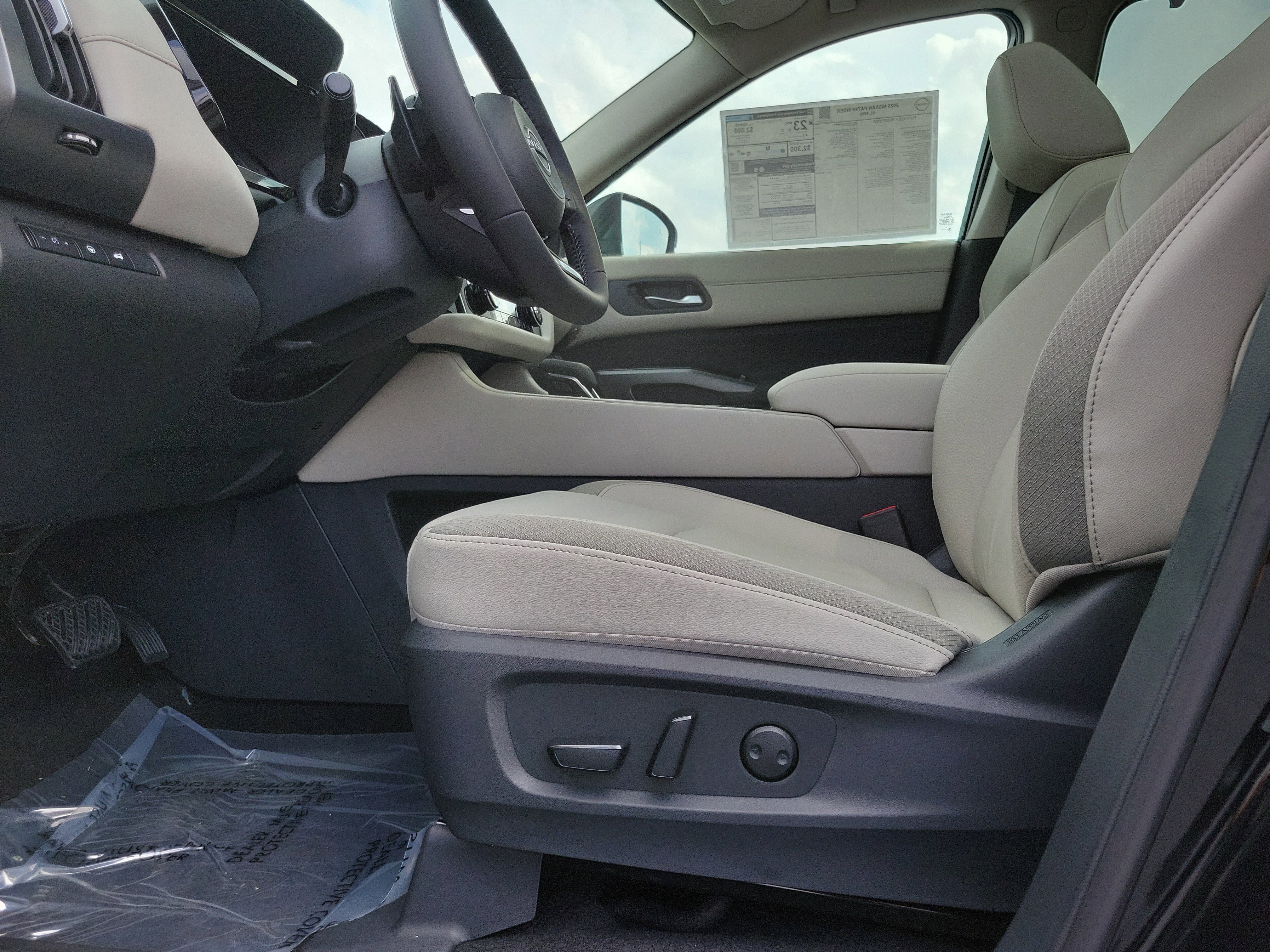 Used 2025 Nissan Pathfinder SL w/ SL Premium Package image 16