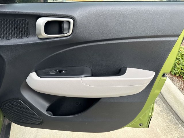 Used 2022 Hyundai Venue SEL FWD image 18