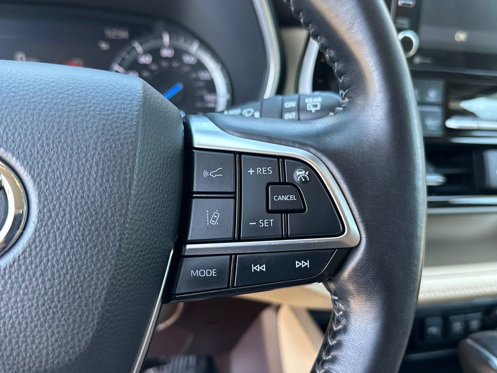 Certified 2020 Toyota Highlander XLE image 26