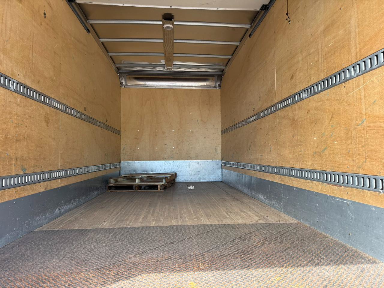 Used 2019 Isuzu NPR RWD image 6
