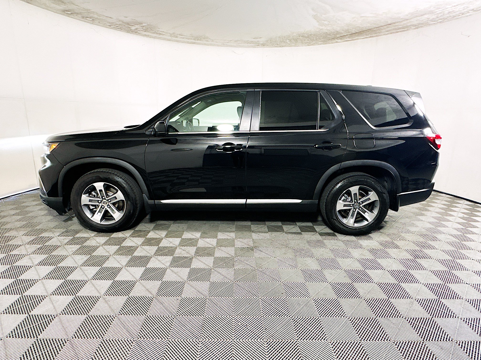 Used 2025 Honda Pilot EX-L image 6