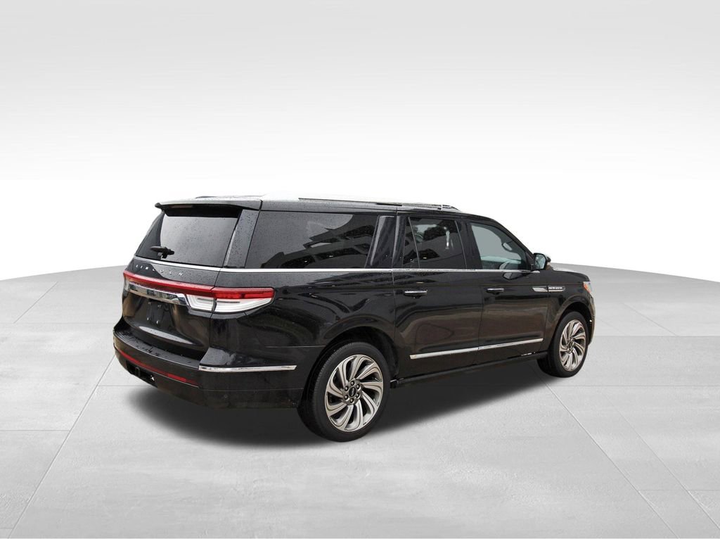 Used 2023 Lincoln Navigator L Reserve image 4