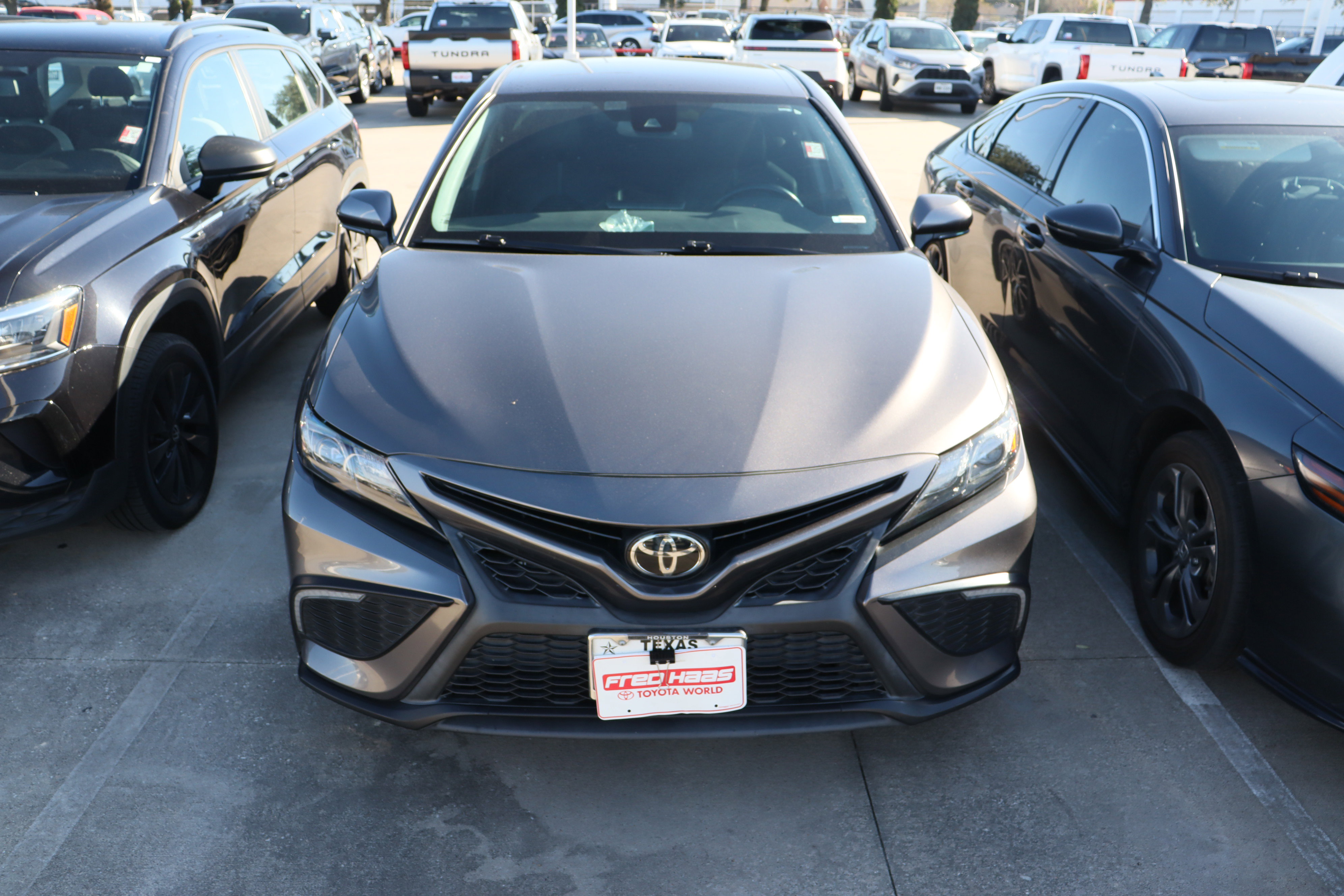 Used 2022 Toyota Camry SE image 3