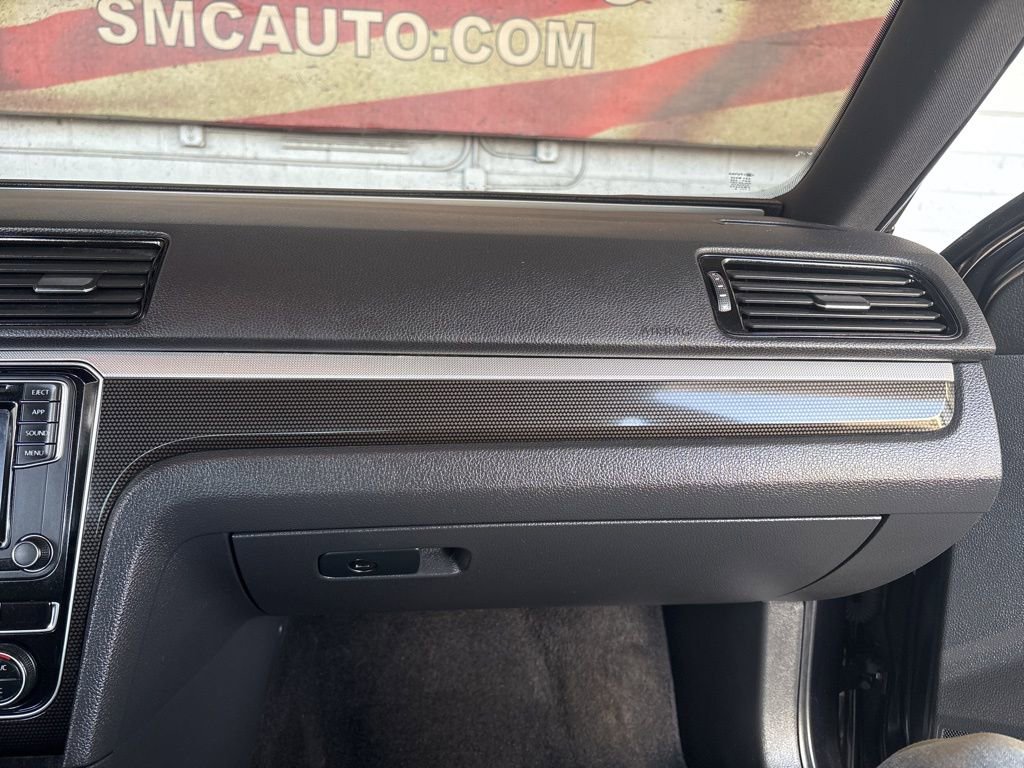 Used 2018 Volkswagen Passat 3.6 FWD image 18