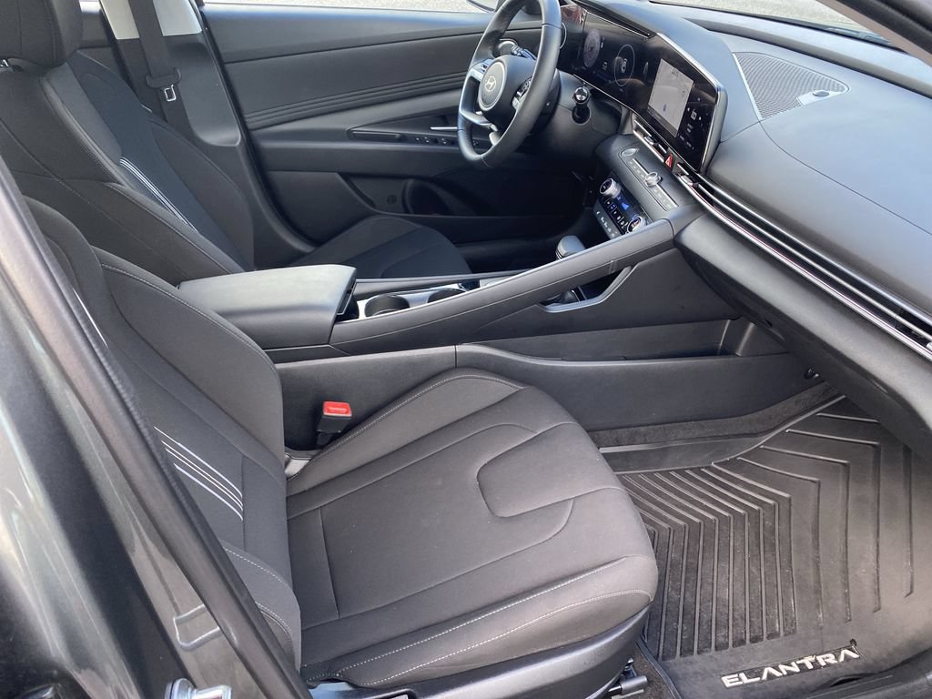 Certified 2025 Hyundai Elantra SEL FWD image 32