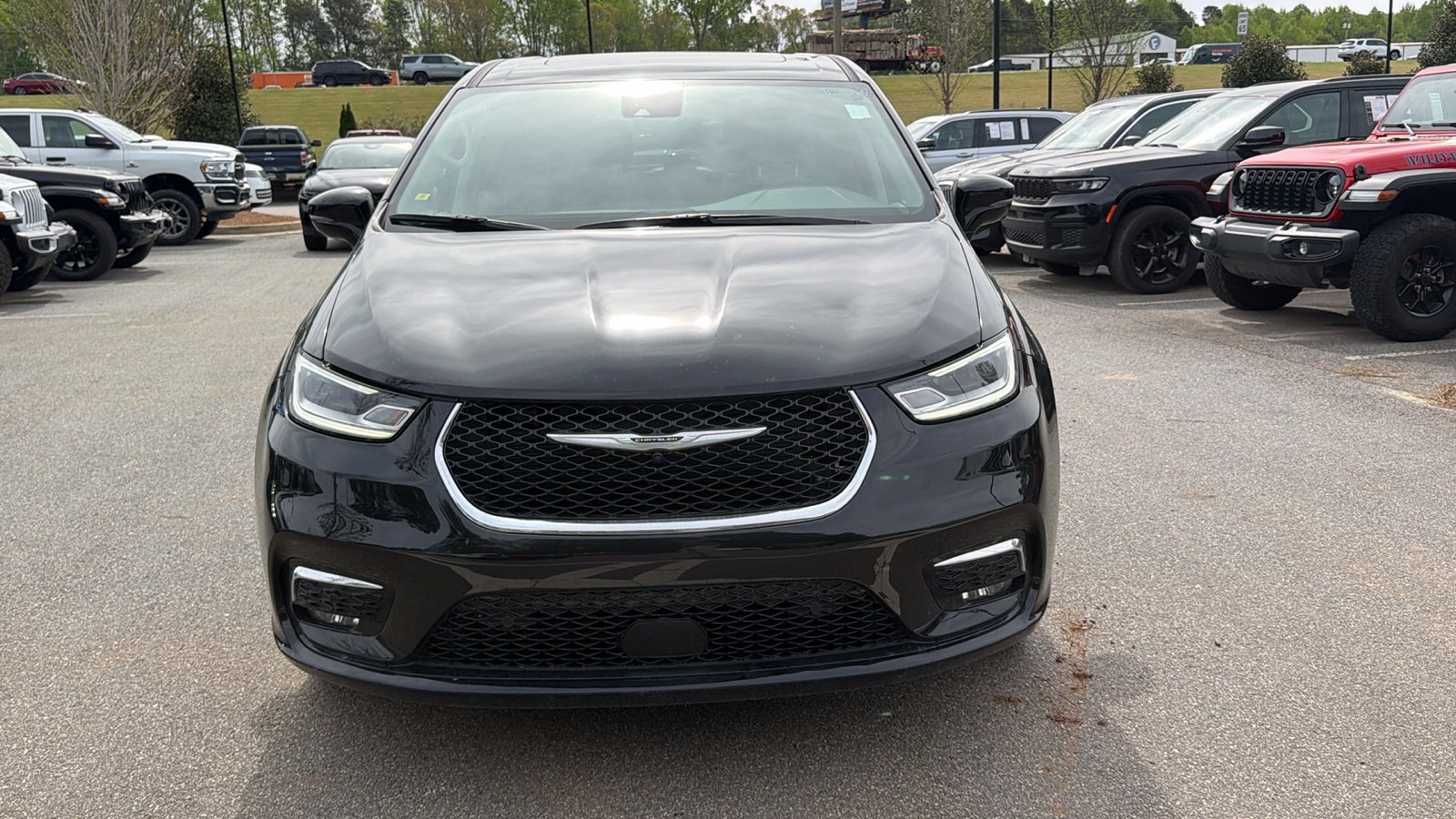 Used 2024 Chrysler Pacifica Limited image 3