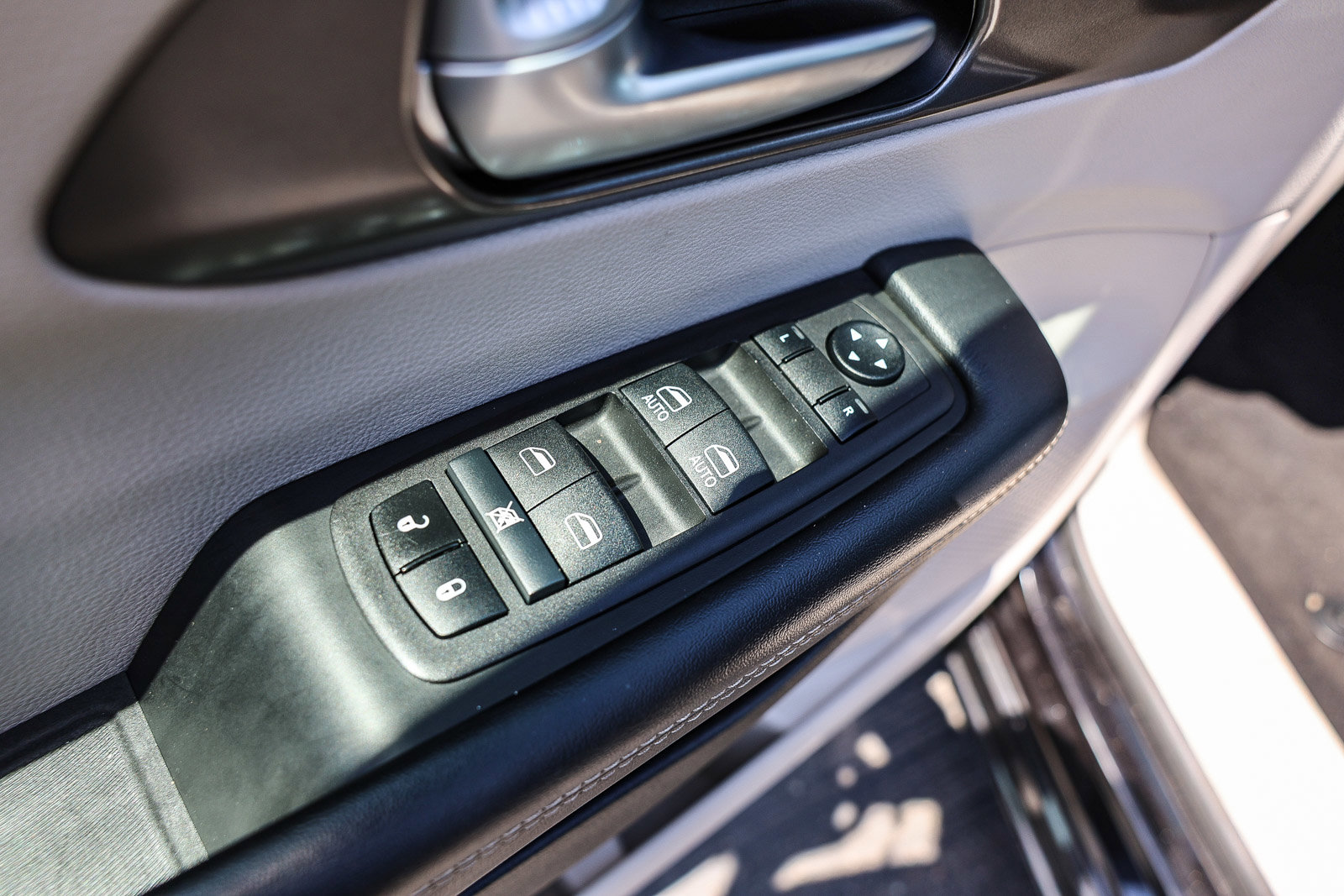 Used 2024 Chrysler Pacifica Select FWD image 11