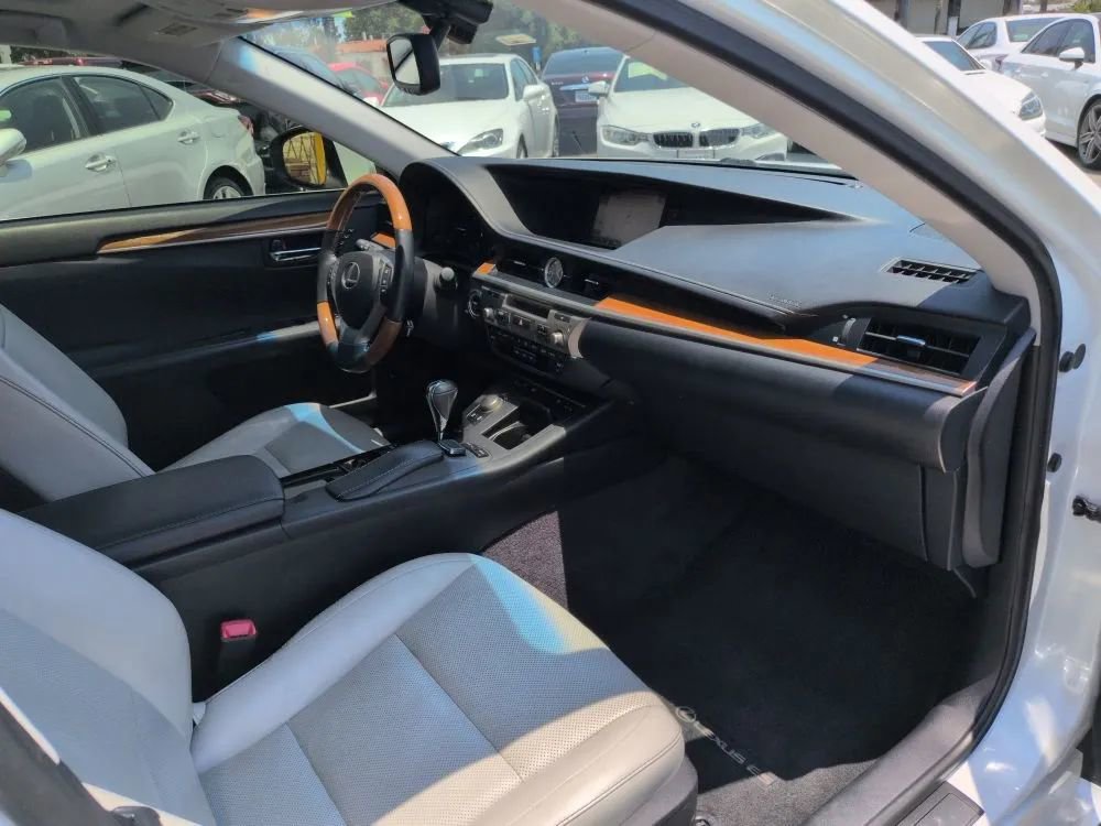 Used 2015 Lexus ES 300h image 9