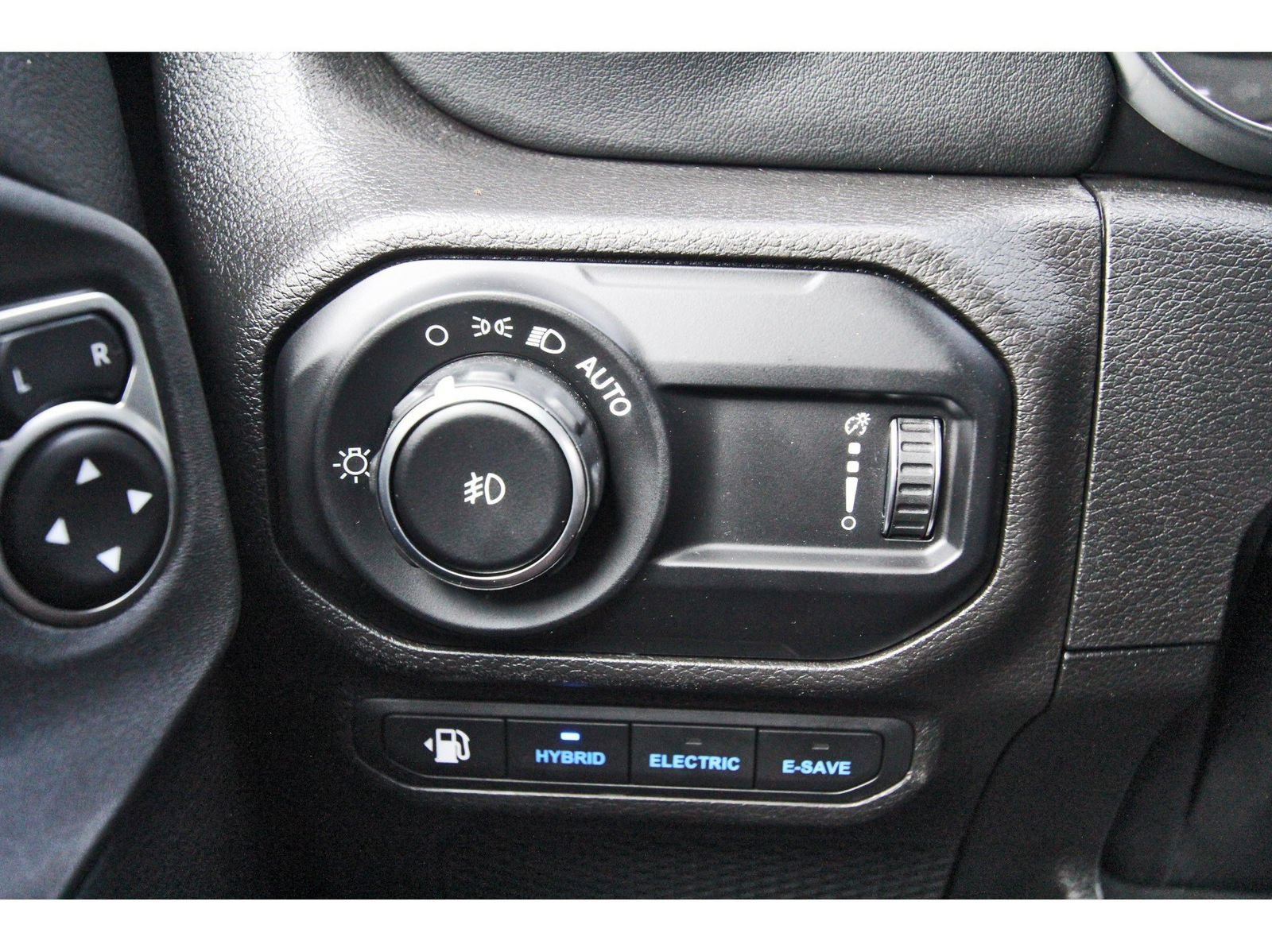 Used 2023 Jeep Wrangler Unlimited Sahara AWD/4WD image 18