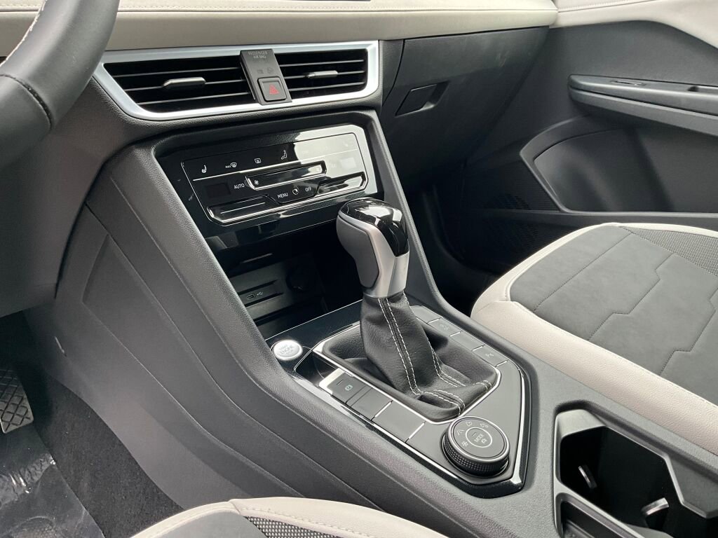 New 2025 Volkswagen Taos SE image 19