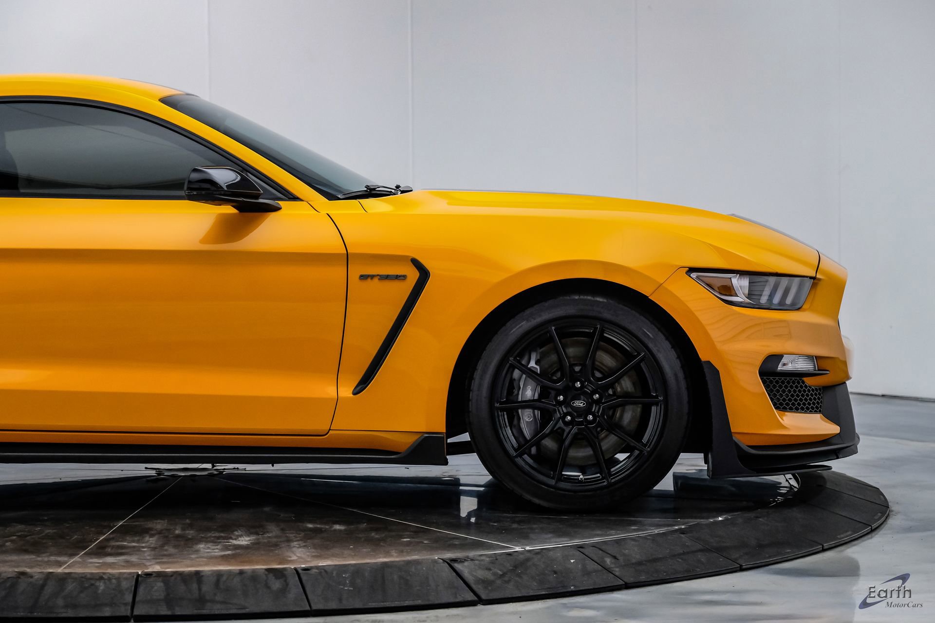 Used 2019 Ford Mustang Shelby GT350 w/ Technology Package RWD image 22