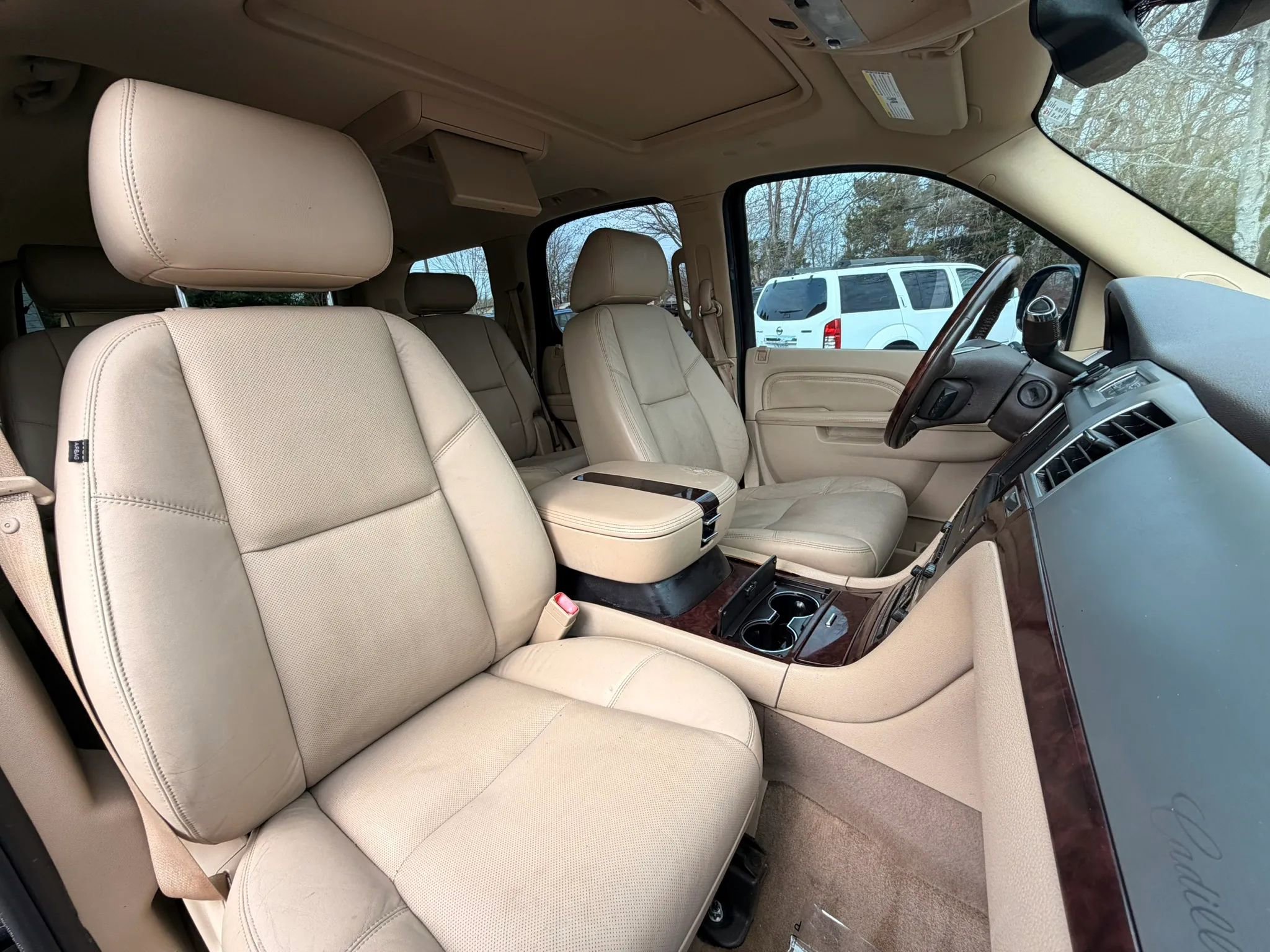Used 2010 Cadillac Escalade Premium image 17