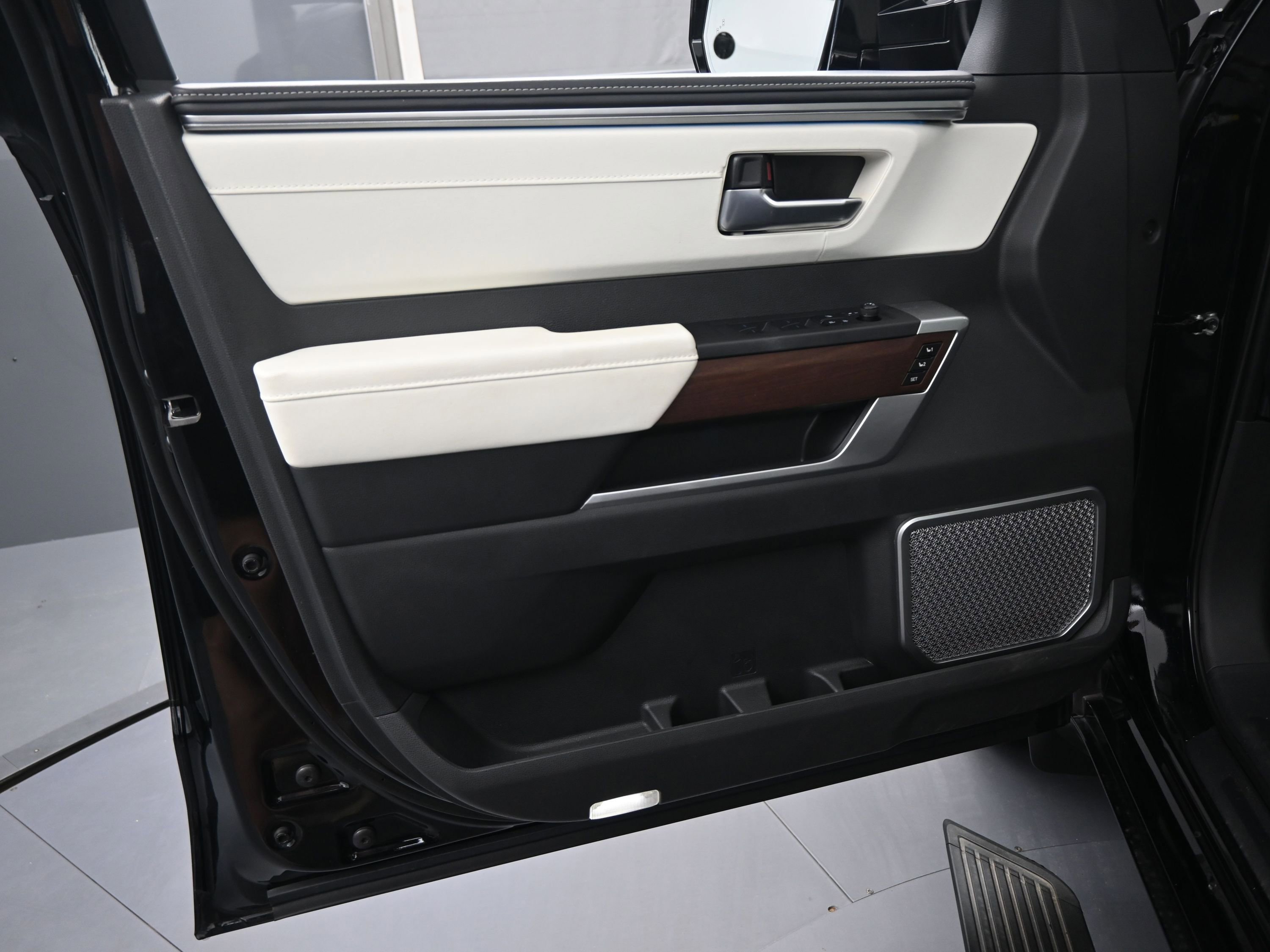 Certified 2024 Toyota Sequoia Capstone image 16