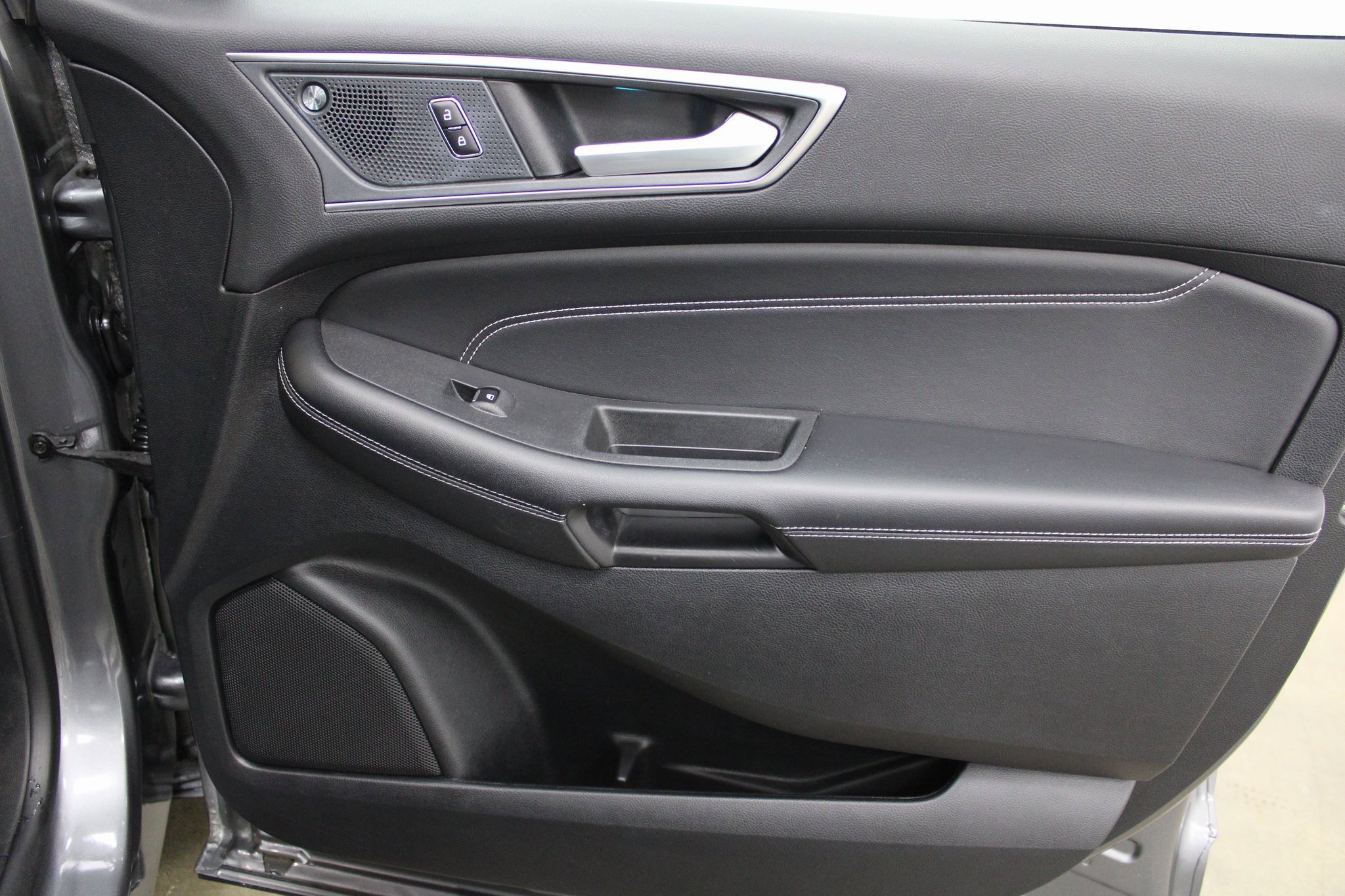 Used 2024 Ford Edge Titanium image 29