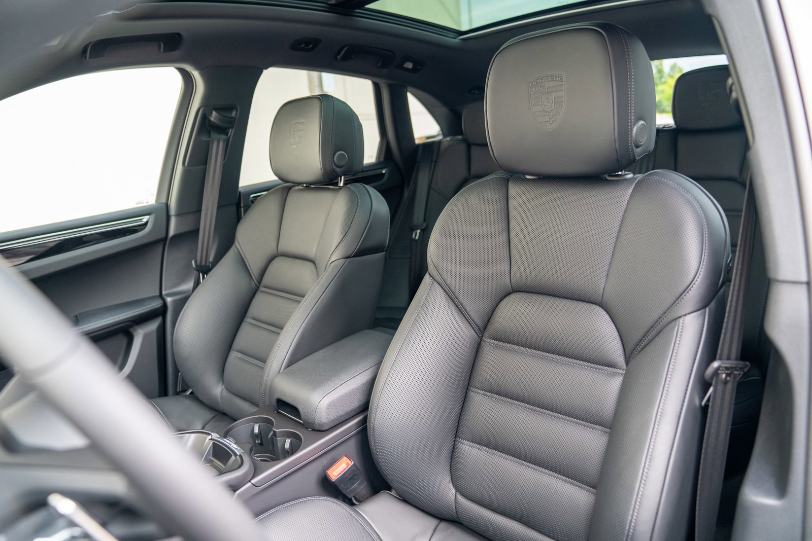 Certified 2025 Porsche Macan image 5