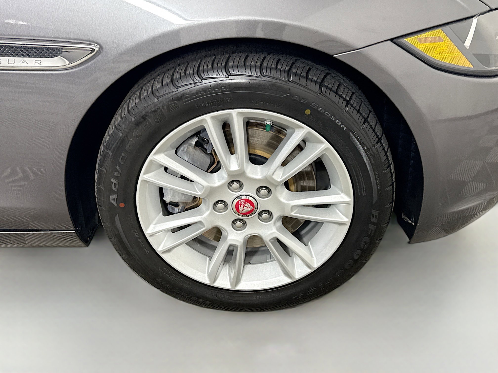 Used 2018 Jaguar XE Premium image 32