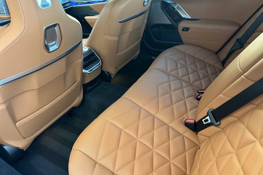 Used 2023 BMW 740i image 12